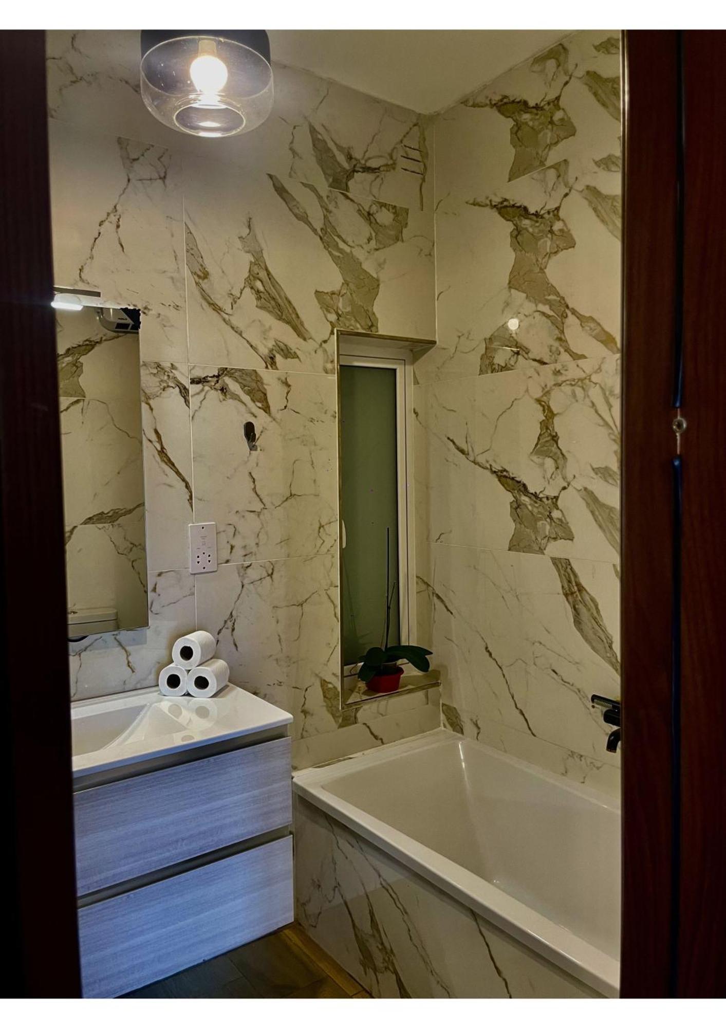 Airport Accommodation Bedroom With Bathroom Self Check In And Self Check Out Air-Condition Included Mqabba ภายนอก รูปภาพ