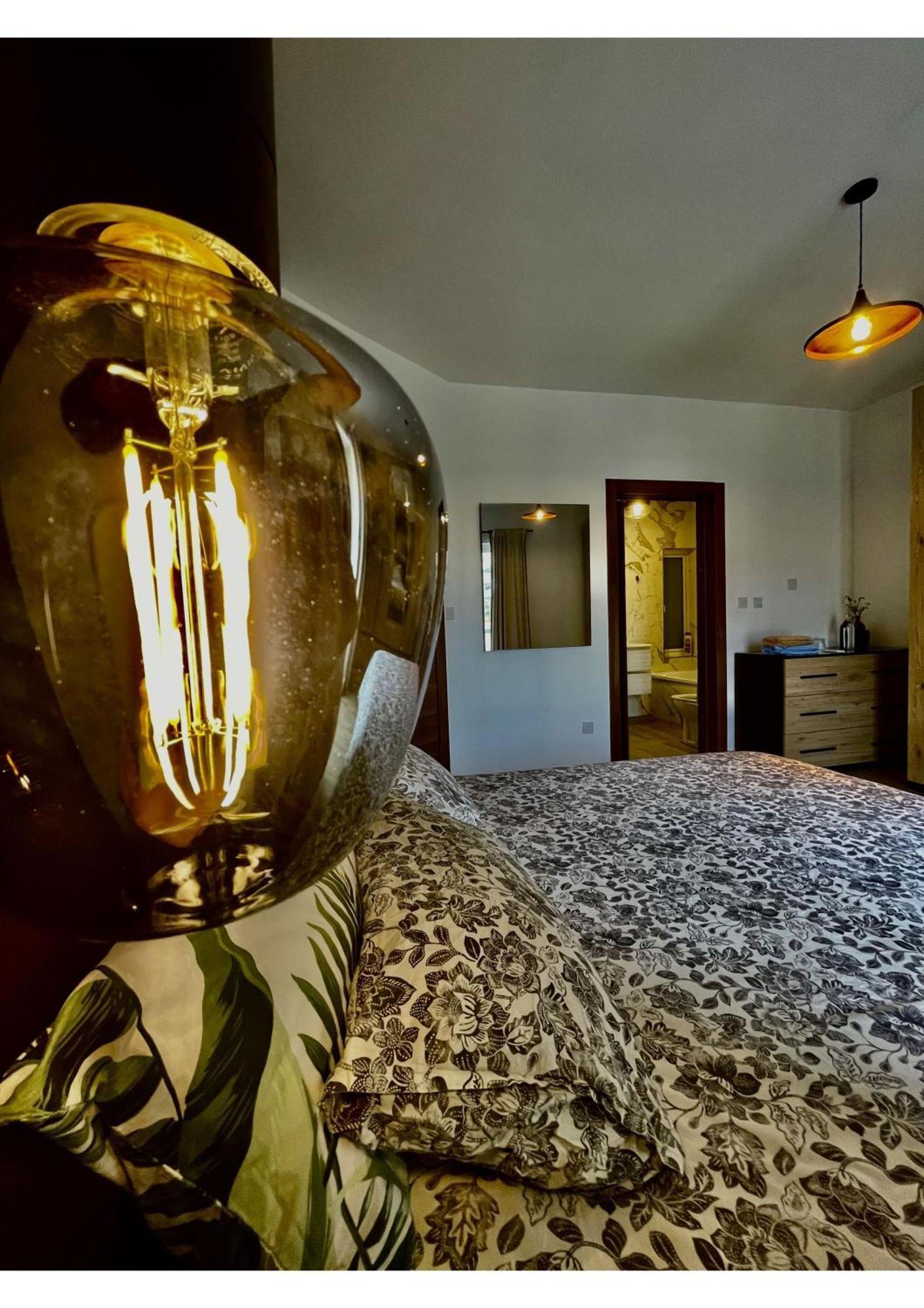 Airport Accommodation Bedroom With Bathroom Self Check In And Self Check Out Air-Condition Included Mqabba ภายนอก รูปภาพ