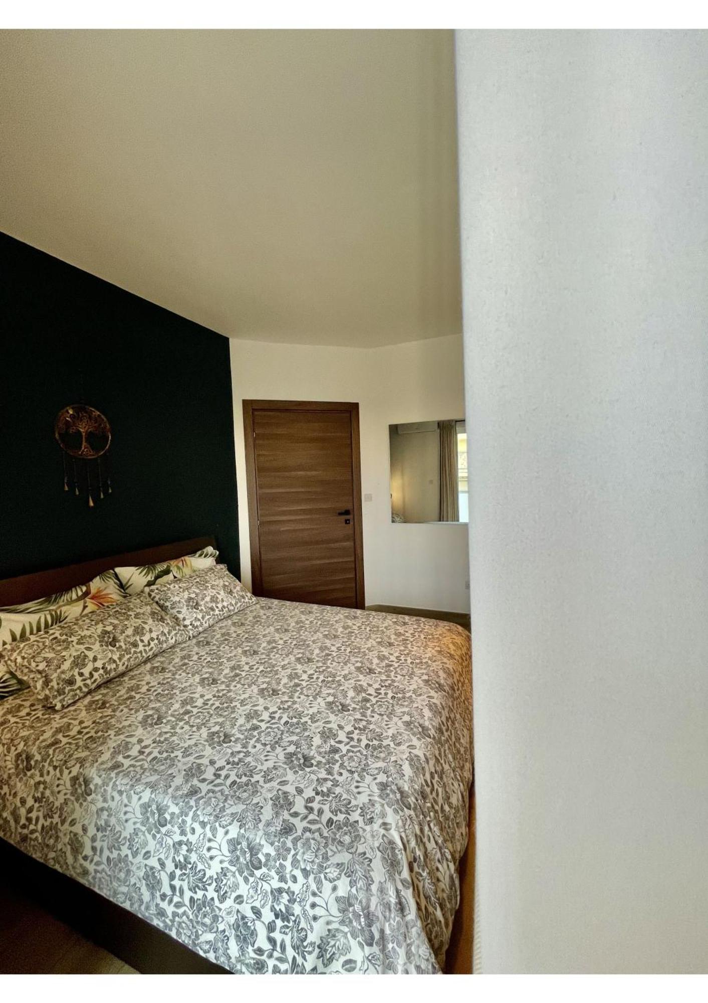 Airport Accommodation Bedroom With Bathroom Self Check In And Self Check Out Air-Condition Included Mqabba ภายนอก รูปภาพ